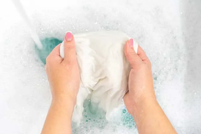 Giặt rèm cửa bằng tay