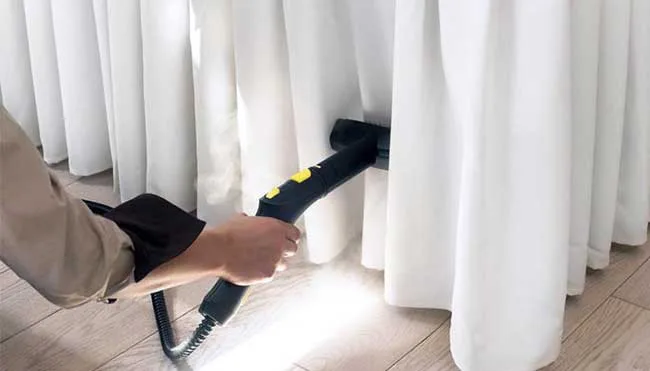 Hút bụi trước khi giặt khô