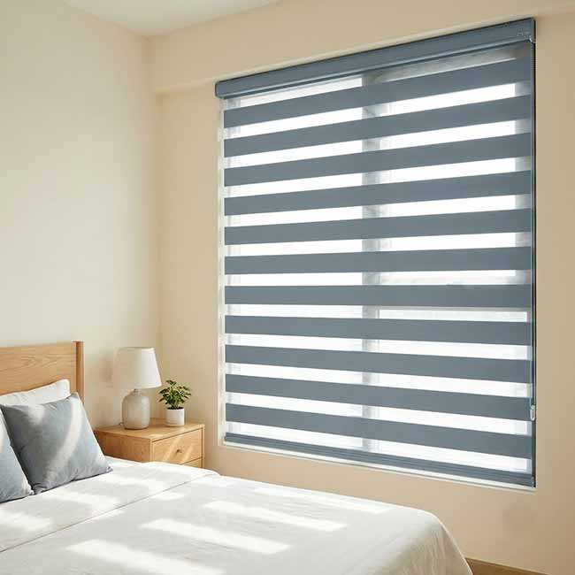 Màn cầu vồng màu xanh ghi nhạt lắp tại cửa sổ phòng ngủ hiện đại