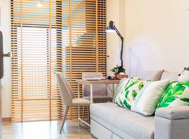 Rèm gỗ cửa sổ căn hộ chung cư