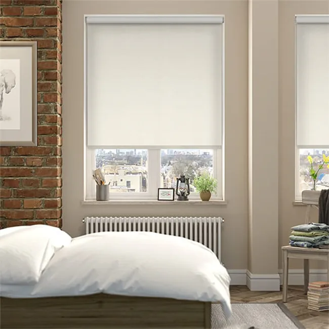 Rèm cuốn cửa sổ phòng ngủ màu kem hiện đại