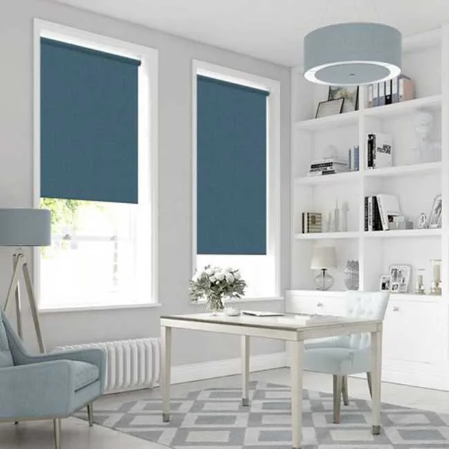 Rèm cuốn phòng khách cản sáng màu xanh đẹp