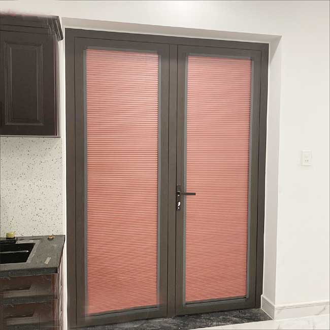 rèm cửa tổ ong trên kính
