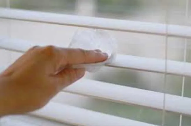 Lau rèm cửa với nước