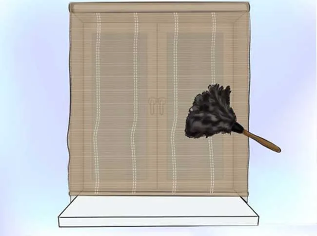 vệ sinh rèm gỗ bằng chổi lông gà