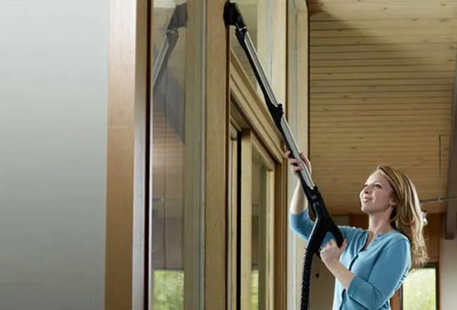 Làm sạch rèm bằng máy hút bụi